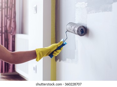 Hand painting wall in apartment - Powered by Shutterstock