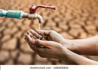 Рука людей, ожидающих капельку воды из крана в пустыне. Концепция изменения климата, нехватки воды и кризиса.