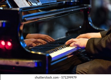 ピアノ コンサート の画像 写真素材 ベクター画像 Shutterstock