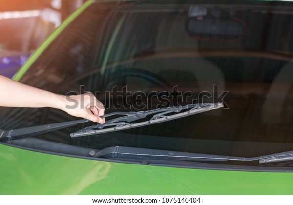 hand picking up\
windscreen wiper,check\
wiper.
