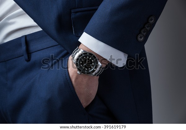 ビジネススーツの腕時計の付いたポケットに手を入れる の写真素材 今すぐ編集