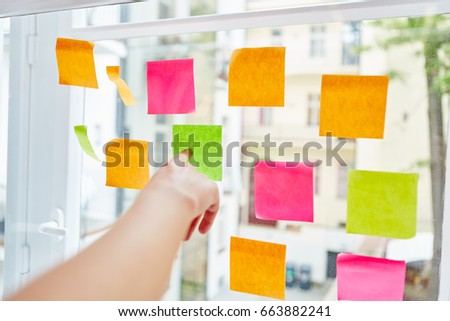 Hand pointing sticky note with creative planning for workshop