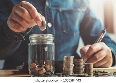 お金を貯め、会計のコンセプトを考慮して硬貨をジャググラスに手渡す