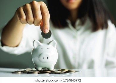 Handling Münze auf Schweinespeicherung. Business, Investment, Pensionierung, Finanzen und Geld sparen für die Zukunftskonzepte.