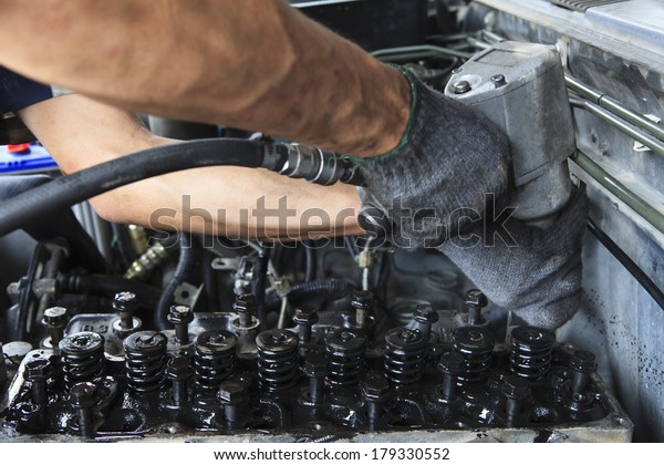 hand repair and maintenance cylinder diesel engine
of light pick up truck 