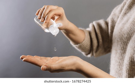 Gel de alcohol de desinfectante manual frotar manos limpias prevención de la higiene de brote del virus del coronavirus. Mujer que usa un frasco de gel de jabón antibacteriano.
