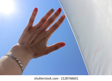 Hand And Sky. Palm To The Sky. Summer Manicure. The Hand Is Pointed At The Sun. The Joy Of Summer. A Sunny Day. Summer. Summer Photo. The Hand, The Sky And The Sun.