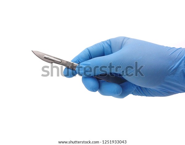 白い背景にメスを持つ青い医療用手袋の外科医の手 の写真素材 今すぐ編集