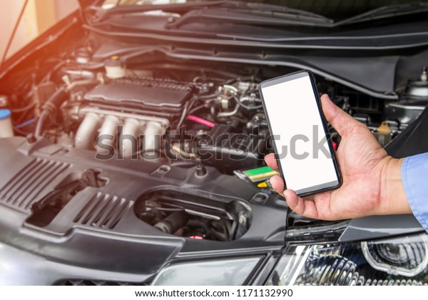 Hand a\
Technician use smart phone memory service check list of car,Use\
connect technology system in automobile\
