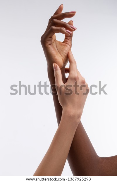 手触り アフリカ系アメリカ人の友人の手に触れる若い優しい白い肌の女性 の写真素材 今すぐ編集