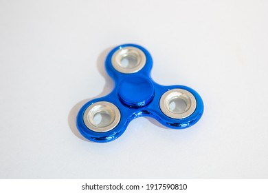 hand toy known as hand spinner in blue color, very popular in brazil.