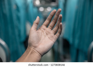 hand in train