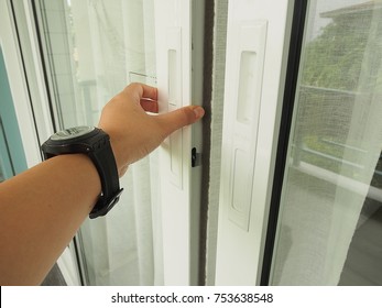 hand try to open sliding door