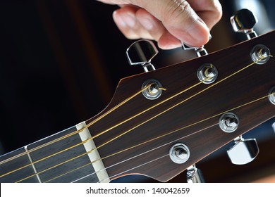 Hand Tuning A Guitar From Headstock