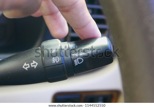 hand turn on light  control\
in car