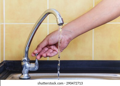 Hand Turn On And Turn Off Faucet