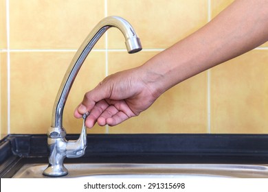 Hand turn on and turn off faucet