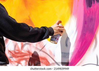 Hand of the urban artist Victor Romero Konestilo creating a workart in live of Graffiti, on the occasion of the Huelva book fair - Powered by Shutterstock