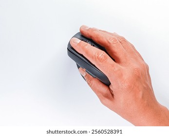 Mão usando um mouse wireless preto.
