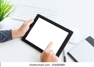 Hand, die mit einem digitalen Tablet-Finger-Touchscreen auf dem Schreibtischtisch arbeitet