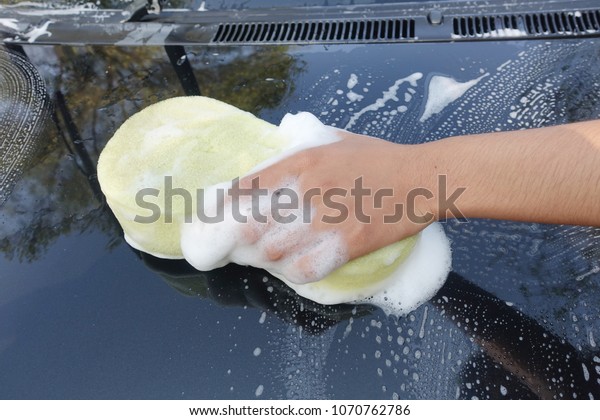 hand with wash car         \
