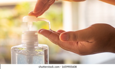 Händewaschen mit Alkoholgel zur Entfernung von Bakterien und Viren
