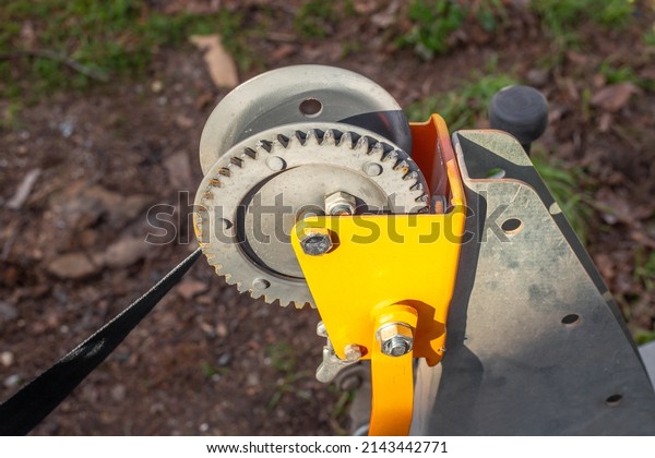 Hand winch device. Lever traction\
mechanism with gear for moving cargo and pulling the\
car.