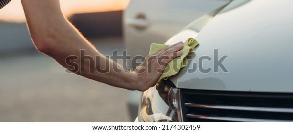 Hand with a wipe\
microfiber the car\
polishing