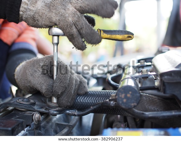 hand work repair  car\
engine with tools