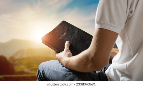 mano del joven rezo leyendo la biblia
