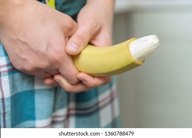 lesbians play with bananas Lesbians play with bananas