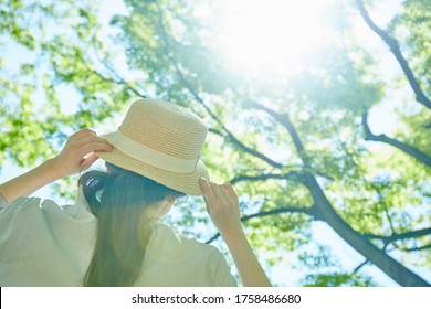 Hand Of Young Woman With Hat In The Verdure