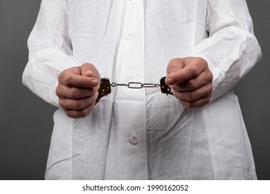 Handcuffed Doctor Committed A Crime,arrest For Selling Illegal Drugs.