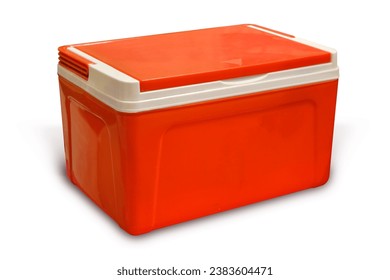 Frigorífico rojo de mano Caja fría de plástico cerrada Caja de almacenamiento bebidas frías y alimentos aislados en fondo blanco Esto tiene sendero de recorte.