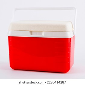 Nevera roja portátil aislada sobre fondo blanco.
