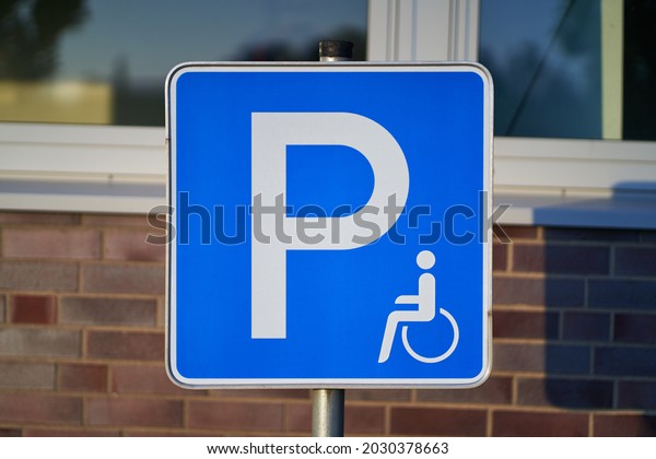 Handicap parking sign. Blurred background.              \
               