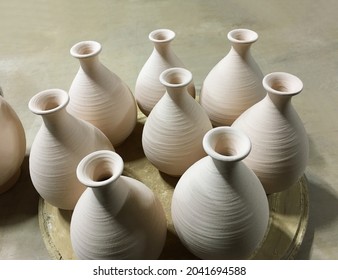 The handicraft pottery that is glazed and dried is unfinished. It will become a beautiful white porcelain through a lot of work.