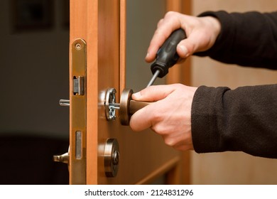 Handle Door Fix by screwdriver. Installing Door Handle