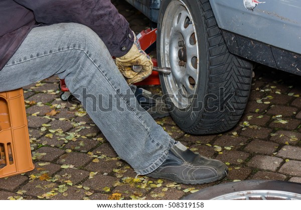 The handling during tire\
change