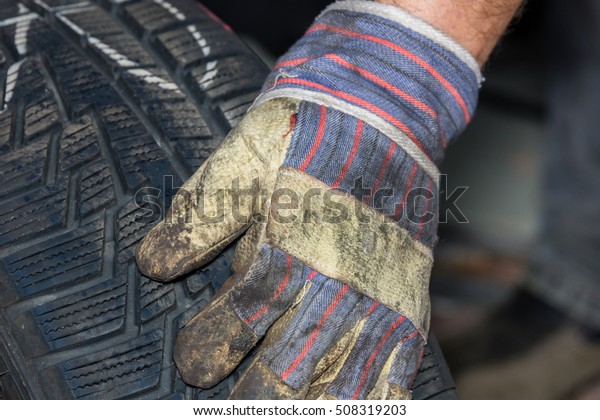 The handling during tire\
change