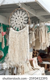 macrame dreamcatcher ручной работы висит с другими сувенирами на уличном рынке на улице
