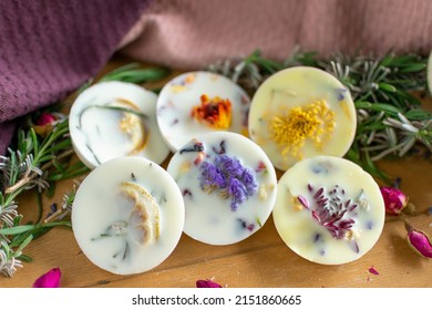 Handmade melting wax made from rapeseed wax in various scents with flowers.