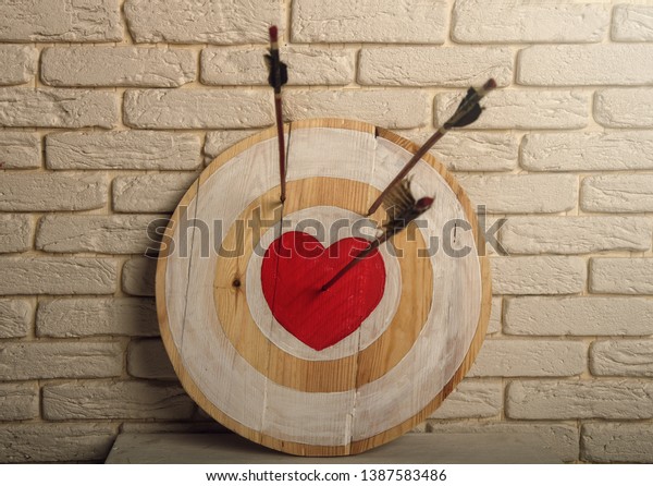 赤心の中心を持つ手作りの粗木的な的で 中心に当たる弓の矢と 中心に当たる矢と 2本の矢が当たらない の写真素材 今すぐ編集