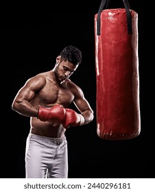Manos, bolso de boxeo y guantes para boxeador masculino, estudio y atleta sobre fondo negro. Oscuro, entrenamiento y deportes de combate o MMA para hombre modelo, entrenamiento, actividad muscular y de impacto para las artes marciales