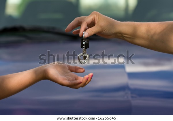 hands and car keys\
woman heart on key chain