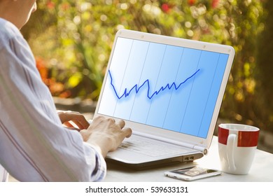 hands with the computer laptop and the graph superavit