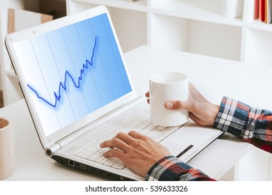 hands with the computer laptop and the graph superavit