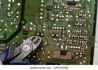 hands electrician in processing