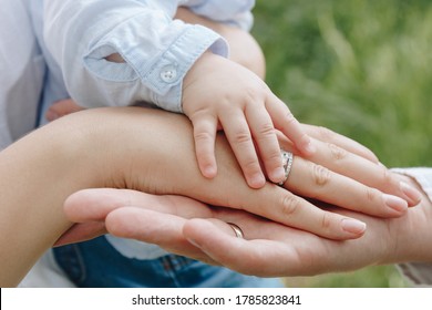 父と母と幼児の手