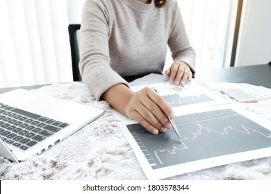 The Hands Of A Female Business Brokerage Are Planning Business Investments By Analyzing And Calculating The Stock Market To Find Market Profits.